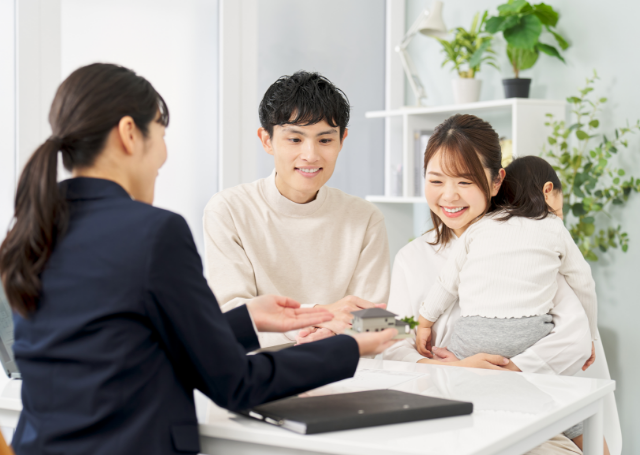 問い合わせする家族